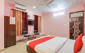 Hotel O Trimurti Palace